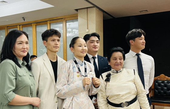 Н.НАНДИНХҮСЛЭНГИЙН ЭЭЖ: Хамгийн залуу гавьяат тамирчин болсонд нь маш их баяртай байна