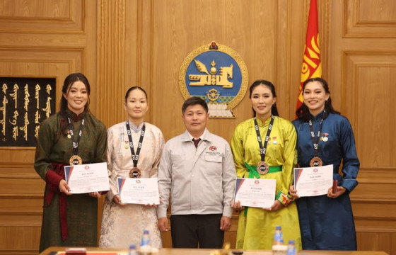 Хотын дарга Х.Нямбаатар Монголын 3x3 сагсан бөмбөгийн Үндэсний шигшээ багийн тамирчдад орон сууцны батламж гардууллаа