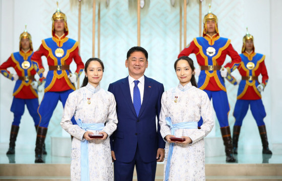 Н.ЭНХШҮР, Н.МӨНХШҮР: Ихэрээрээ гавьяат авч байгаа тохиолдол ховор гэж хүмүүс ярьж байсан болохоор хамтдаа энэ хүндтэй шагналыг авсандаа их баяртай байна