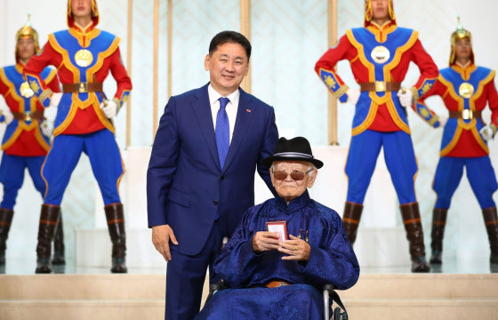 ЭХИЙН СЭТГЭЛ, ЭХ ОРОН, ЭРДЭНЭТ ХҮЛГЭЭ БҮТЭЭЛ БҮРДЭЭ ШИНГЭЭСЭН ИХ НАЙРАГЧ П.БАДАРЧ