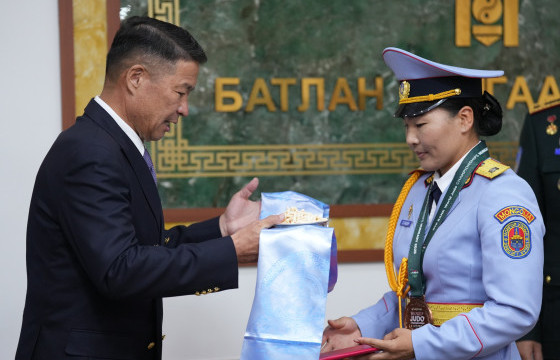 ОУХМ Б.Ганхайчийг Батлан хамгаалахын яамнаас хоёр өрөө байраар мялаав