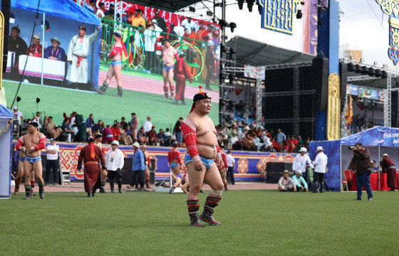 Дөрвийн даваанд улсын аварга Д.Мөнхбат, улсын арслан Ц.Бямба-Отгон тэргүүтэй бөхчүүд өвдөг шороодлоо