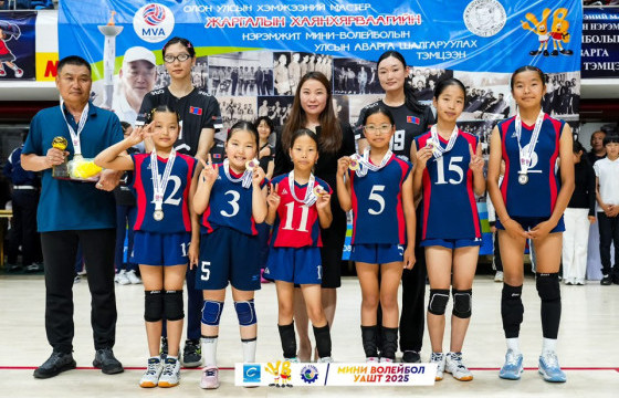 Дархан хотын охидын баг мини волейболын улсын аварга болжээ