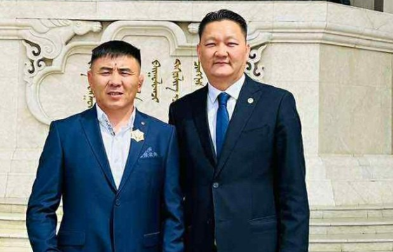 Улсын арслан Э.Батмагнайгийн анхны  багшийг  10 сая төгрөгөөр урамшуулав