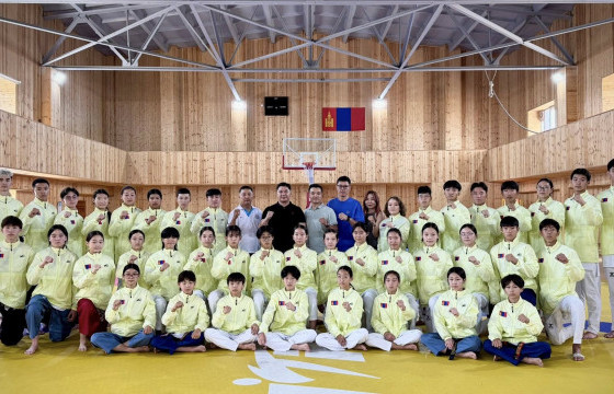 Таэквондогийн Азийн аваргад өрсөлдөх тамирчдад хувцас гардуулан өглөө