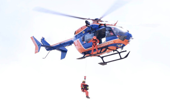 Түймрийн голомтод алба хаагчдыг нисдэг тэргээр хүргэж байна