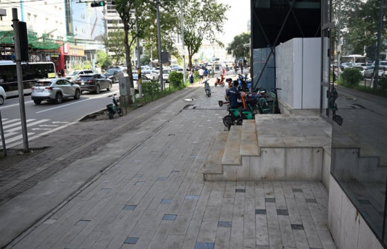 Зөвшөөрөлгүй терраса барьсан зөрчлийг арилгууллаа