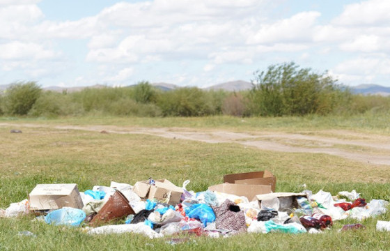 Туул гол орчмын хог хаягдлыг цэвэрлэж байна