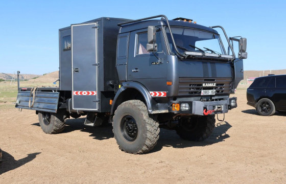 УИХ-ын гишүүн Н.Номтойбаяр ойн түймрийг унтраахад дэмжлэг үзүүлэн авто машин, 6 хүний хийлдэг завь хүлээлгэн өгчээ