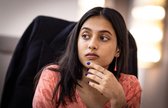 Энэтхэгийн 19 настай шатарчин охин дэлхийн цомын аварга боллоо