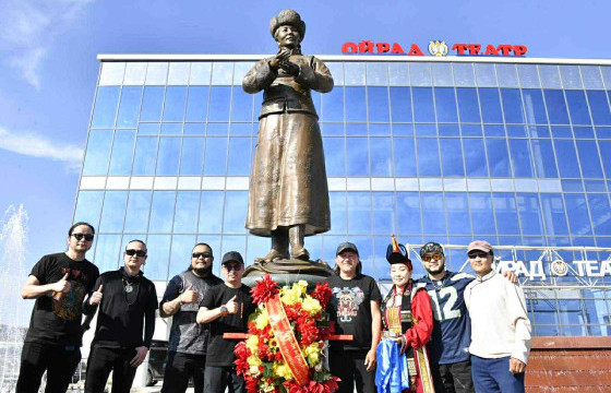 Дэлхийг байлдан дагуулж буй анхны монгол хамтлаг дуучин Г.Түмэндэмбэрэл агсны хөшөөнд цэцэг өргөлөө 