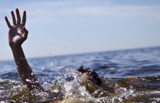 Голд живж байсан автомашинаас хоёр настай хүүхдийг эсэн мэнд гаргажээ