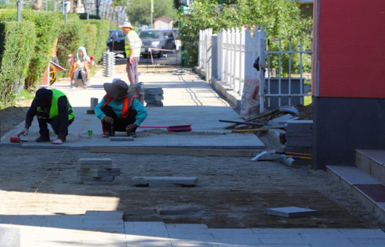 Нийслэлийн хэмжээнд 15 байршилд 59.6 км явган хүний замыг байгалийн чулуугаар шинэчилж байна