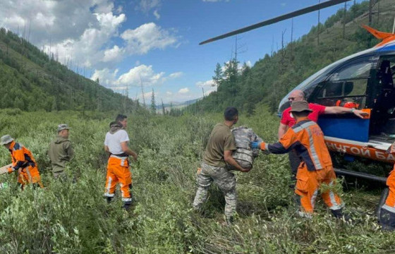 Хөвсгөл аймагт гарсан түймрийн голомтод ажиллах алба хаагчдыг нисдэг тэргээр хүргэж байна