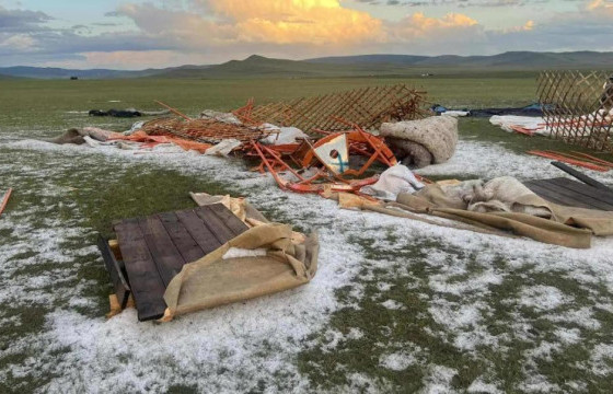 Архангайн Эрдэнэмандал сумд хүчтэй аадар бороо, мөндөр орж, 18 өрхийн 21 гэр нуржээ