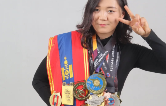 Б.ЦЭНГҮҮН: Таван настай байхдаа 20 литрийн савтай ус өргөөд шатаар гарч байсан үеэ санаж байна