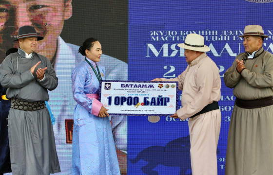 Б.Ганхайчид Хэнтий аймагт хүндэтгэл үзүүлж, “Нэг өрөө байр”-аар шагнав