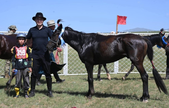 “Их хурд-10”-ын азарганы уралдаанд  А.Билгүүтэйн хар азарга түрүүллээ