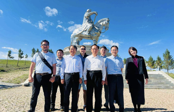 Япон Улсын Шизүока муж, Изүнокүни хотын захирагч Ямашита мод  суулгав