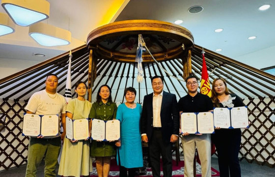 “Монголоороо гоёцгооё” наадмыг зохион байгуулагчдад “Талархал” гардуулжээ