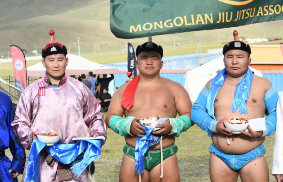 Жюү жицүгийн “Айрагны баяр”-ын барилдаанд Б.Баатарболд түрүүлэв