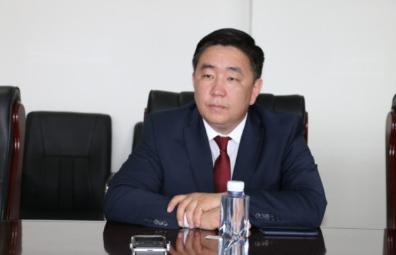 Д.МӨНХ-ЭРДЭНЭ: Ажлаа өгөх гэж байгаа Л.Гантөмөрөөр ачаа татуулаад яах вэ