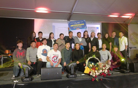 Дэлхийн аварга Г.Болор-Эрдэнэ  багшдаа авто машин бэлэглэв