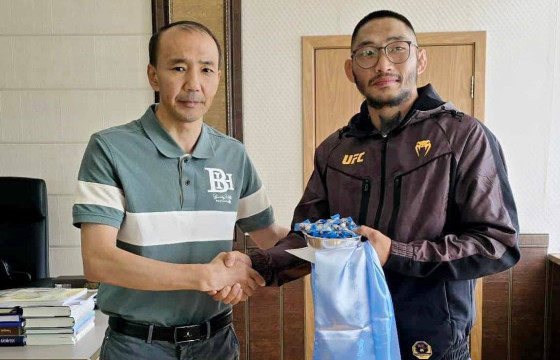 “UFC”-д тулалдах “Т.Нямжаргалд Баянхонгор аймгийн Засаг дарга хүндэтгэл үзүүлэв