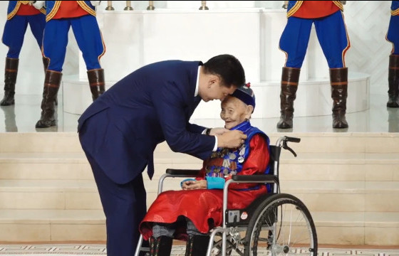 Дэлхийн II дайны үед фронтод сувилагч, ахмад дайчнаар ажиллаж байсан эрхмүүдэд Сүхбаатарын одон хүртээлээ