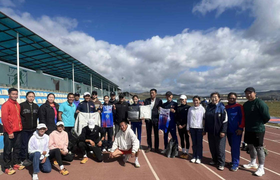 ДАШТ-д оролцох марафоны тамирчдад “2fit” брендийн хувцас бэлэглэв