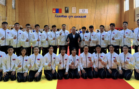 Залуучуудын Азийн аваргад оролцох тамирчдад хувцас гардуулав