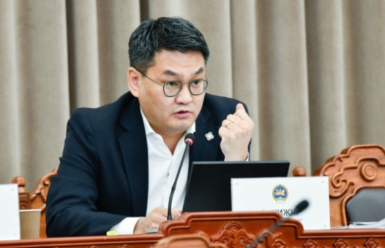 Ө.ШИЖИР: Дэлхийн түүхэндээ хамгийн өндөр цэгт алт ирчихсэн байтал алт тушаалт багассан байна. Тэгэхээр хууль бус алт хилээр гарч байна гэсэн үг