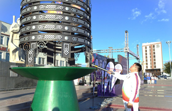 Бүх ард түмний наадмын галт бамбарыг улсын арслан Э.Батмагнай асаалаа