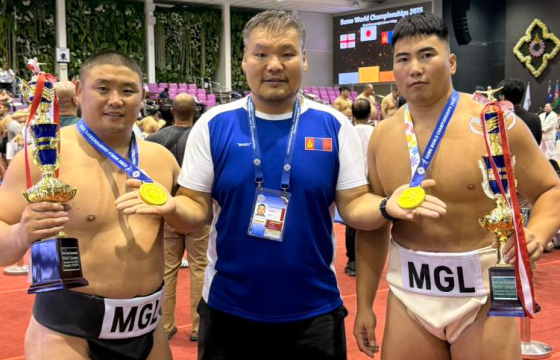 Э.Ганболд, Б.Бадрал нар сонирхогчдын сүмо бөхийн дэлхийн аварга болжээ