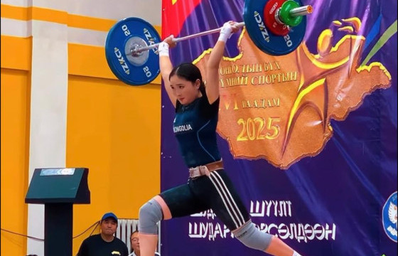 Ц.ЮМЧИННЯМ: Багш “Миний охин ирээдүйд аварга болно оо” гэсэн