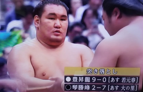 Аки башёг Ёкозүна Хошоорюү Бямбасүрэн 9:0 даваатайгаар тэргүүлж явна