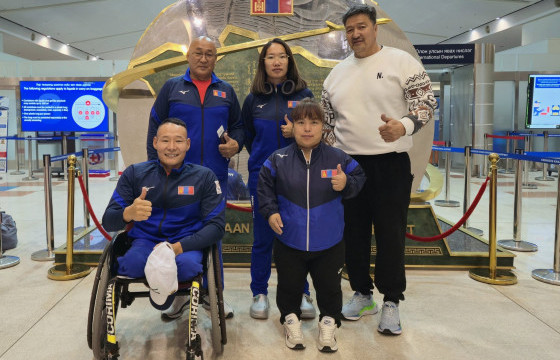 Пара хөнгөн атлетикийн тамирчид Энэтхэгийг зорив