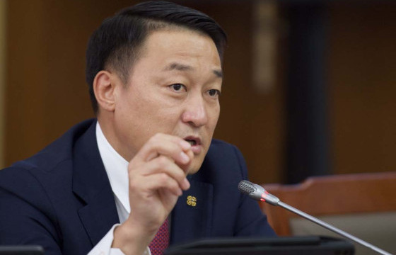 Д.АМАРБАЯСГАЛАН: Надтай найзалсан, хамт зураг даруулсан гэх агуулгаар хэдэн хүнийг барьж, хориод байх шиг байна