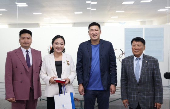 МҮОХ-ны Б. Баттүшиг “MNB” Спорт сувгийн хамт олонд баяр хүргэж, шагнал гардуулав