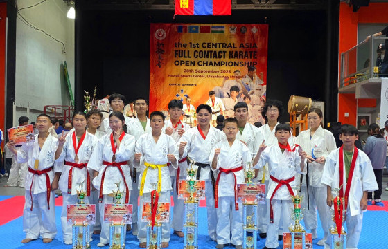 Шинкиокушинкай каратэгийн Төв Азийн аваргаас 2 мөнгө, 5 хүрэл медаль хүртлээ