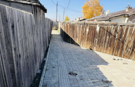 Явган хүний замын хуучин хавтангаар гэр хорооллын нарийн гудамжийг тохижуулж байна