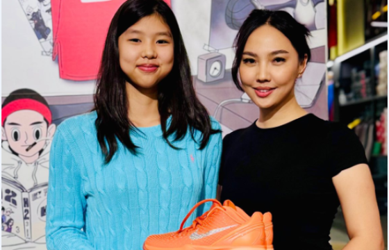  Б.Анунгоод “T-pro Sporting Goods” дэлгүүрийн хамт олон бэлэг гардуулан өгөв