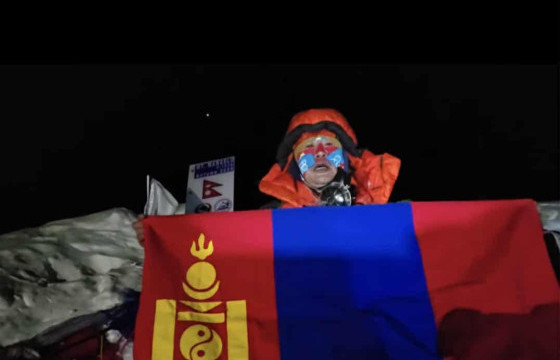 О.Золбоохүү Манаслу уулын оргилд амжилттай гарчээ