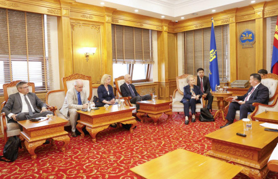 ХУУЛЬ ЗҮЙ, ДОТООД ХЭРГИЙН САЙД Л.МӨНХБААТАР ХБНГУ-ЫН ЭЛЧИН САЙД ХЕЛЬМУТ КУЛИТЦ ТЭРГҮҮТЭЙ ТӨЛӨӨЛӨГЧДИЙГ ХҮЛЭЭН АВЧ УУЛЗЛАА