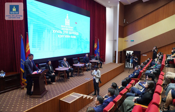 Хууль зүй, дотоод хэргийн сайд Л.Мөнхбаатар тамгаа гардаж авлаа