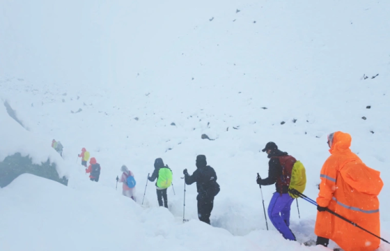 Эверест рүү авирч байгаад цасан шуурганд боогдсон 1000 уулчныг аварчээ