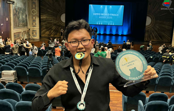 Б.ДӨЛГӨӨНХЭРЛЭН: АНГЛИ ХЭЛНИЙ ОЛОН УЛСЫН ОЛИМПИАДААС АЛТАН МЕДАЛЬ ХҮРТСЭНДЭЭ БАЯРТАЙ БАЙНА