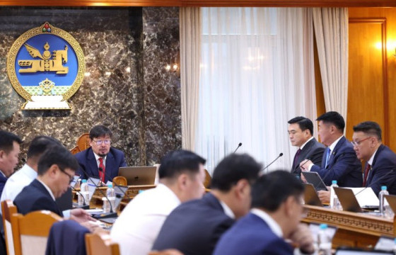 Засгийн газар хуралдаж байна