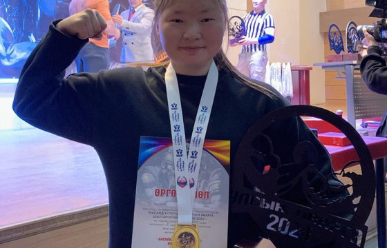 Э.МИНЖИНСОР:  Гар барилдааны дэлхийн аварга болох мөрөөдөлтэй