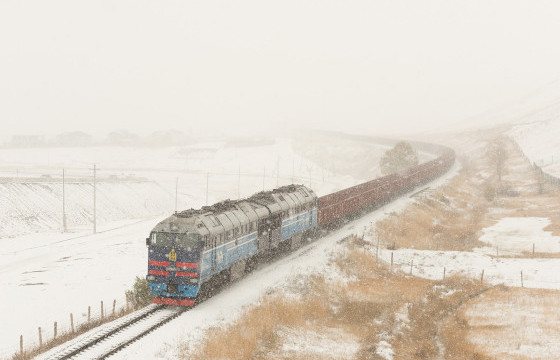 Суудлын автомашин ачааны галт тэргийг мөргөжээ